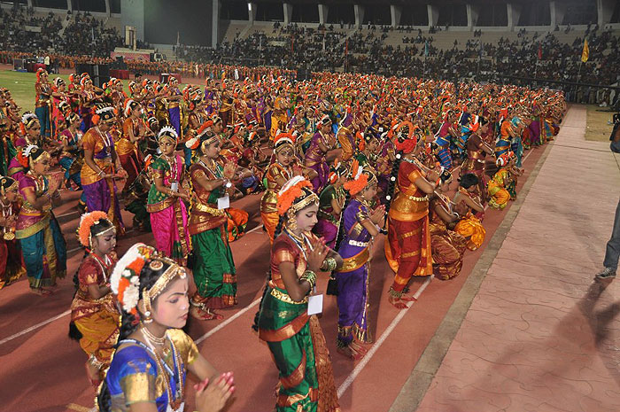 Танец кучипуди в книге рекордов гиннесса. Kuchipudi Dance Andhra Pradesh. Школа кучипуди падмапутту.